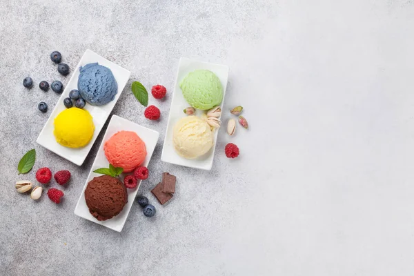 Dondurma ile fındık ve çilek. Metin alanı olan üstten görünüm