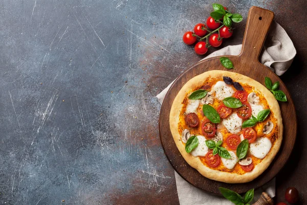 İtalyan pizza domates, mozzarella ve fesleğen. Metin alanı olan üstten görünüm