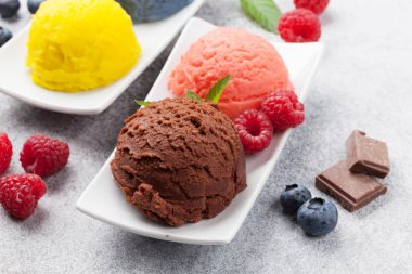 Dondurma ile fındık ve çilek plakaları