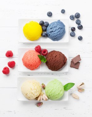 Dondurma ile fındık ve çilek. Üstten görünüm