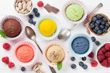 Dondurma ile fındık ve çilek. Üstten görünüm