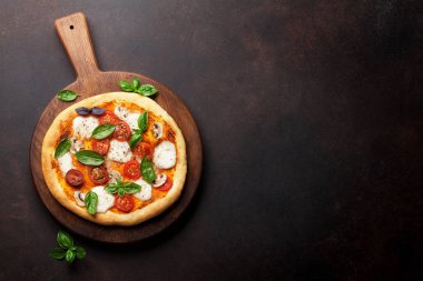 İtalyan pizza domates, mozzarella ve fesleğen. Metin alanı olan üstten görünüm