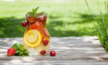 Ev yapımı limonata veya sangria yaz meyve ve çilek ile. Açık. Senin metin için ile yer