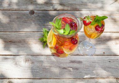 Ev yapımı limonata veya sangria yaz meyve ve çilek ile. Açık. Senin metin için ile yer