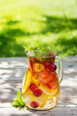 Ev yapımı limonata veya sangria yaz meyve ve çilek ile. Açık. Senin metin için ile yer