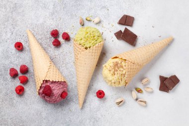 Dondurma külah ile fındık ve çilek. Üstten görünüm