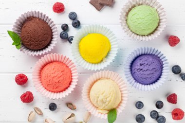 Dondurma ile fındık ve çilek. Üstten görünüm