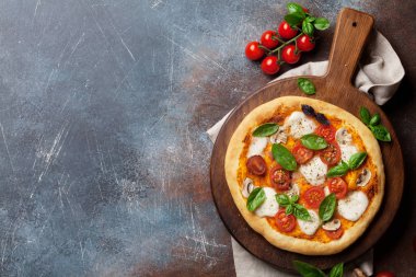 İtalyan pizza domates, mozzarella ve fesleğen. Metin alanı olan üstten görünüm