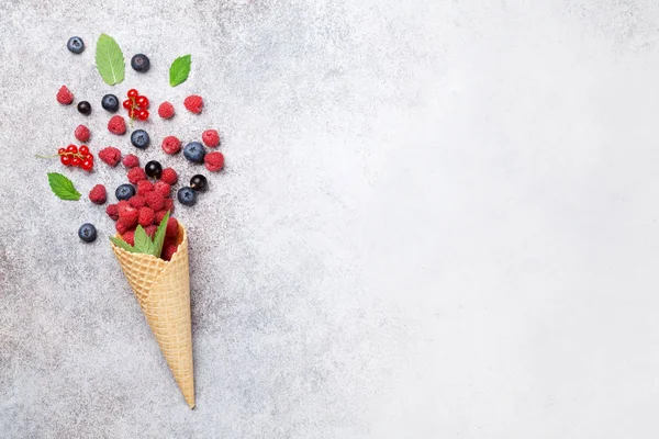 果実とアイスクリームのコーン テキストのスペースのトップ ビュー — ストック写真