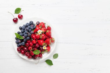 Taze yaz meyveleri. Kiraz, böğürtlen ve çilek. Metin alanı olan üstten görünüm