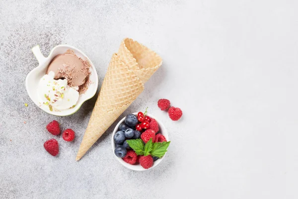 Ice Cream Bogyókkal Szöveg Szóközzel Felülnézet — Stock Fotó