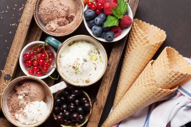 Dondurmalı çilek ahşap kutusunda. Üstten görünüm