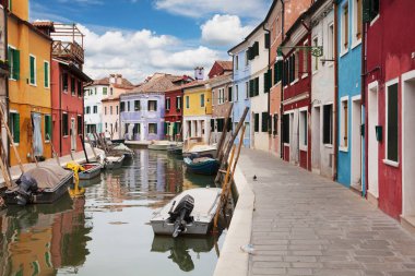Burano, Venedik, İtalya 'nın renkli evleri