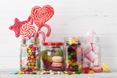 Renkli tatlılar. Lolipop, Bademli kurabiye, şekerleme, marmelat ve şekerler