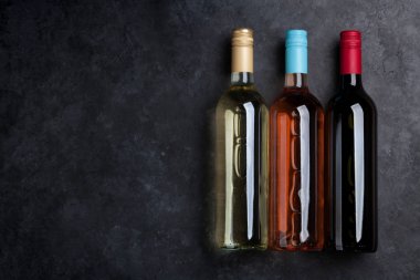 Kırmızı, gül ve beyaz şarap şişeleri. Üstten görünüm alanı ile