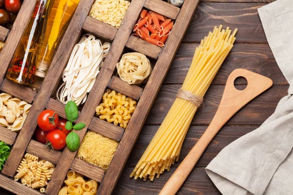 Verschillende Pasta Houten Doos Koken Concept Bovenaanzicht — Stockfoto