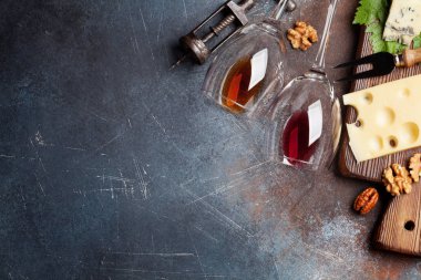 Şarap, fındık ve peynir. Metin alanı olan üstten görünüm