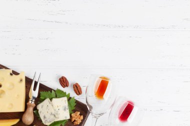 Şarap, fındık ve peynir. Metin alanı olan üstten görünüm