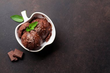 Çikolatalı dondurma nane ile bırakır. Üstten görünüm alanı ile