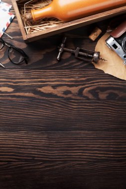 Retro vintage öğeler tablo. Kamera, zarf, şarap şişesi ve tirbuşon. Metin alanı olan üstten görünüm