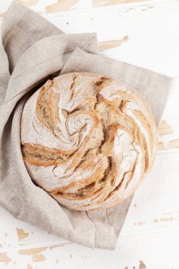 Ev yapımı ekmek beyaz tahta masada. Üstten Görünüm