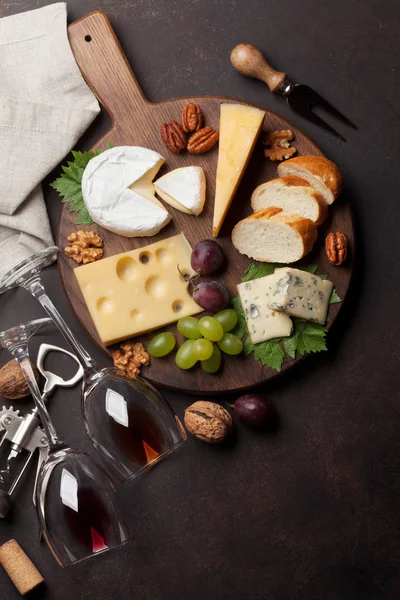 Käseteller Mit Trauben Und Nüssen Vorhanden Weinschlangen Ansicht Von Oben — Stockfoto