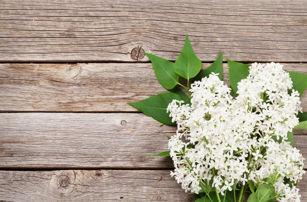 Vit Lila Blommor Över Trä Bakgrund Ovanifrån Med Utrymme För — Stockfoto