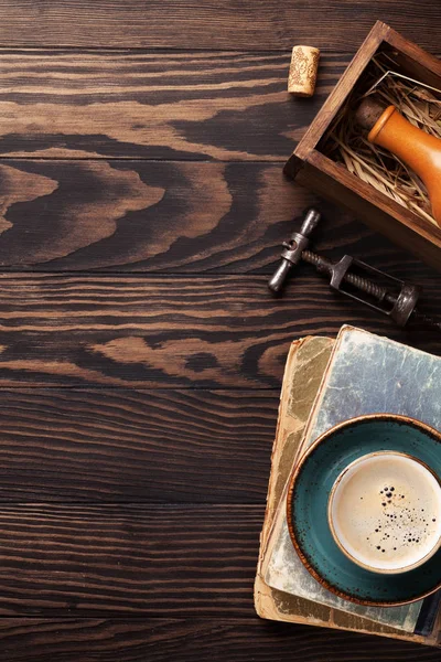 ビンテージ アイテム レトロなテーブル 古い本 ワイン ボトル コルク抜き コーヒー カップ テキストのスペースのトップ — ストック写真