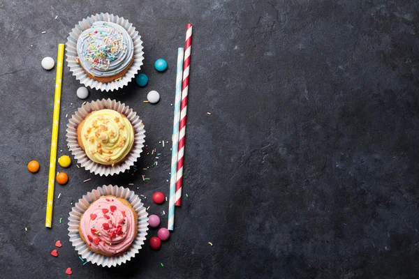Γλυκά Cupcakes Πολύχρωμη Διακόσμηση Και Καραμέλες Top View Χώρο Για — Φωτογραφία Αρχείου