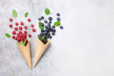 Çilek ile dondurma külah. Metin alanı olan üstten görünüm