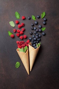 Çilek ile dondurma külah. Üstten görünüm