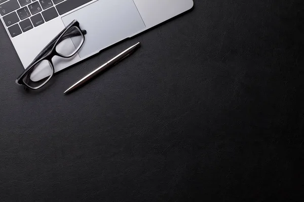 ノート パソコン 黒の背景の上にペンを持つオフィス職場テーブル フラットが横たわっていた スペース平面図 — ストック写真