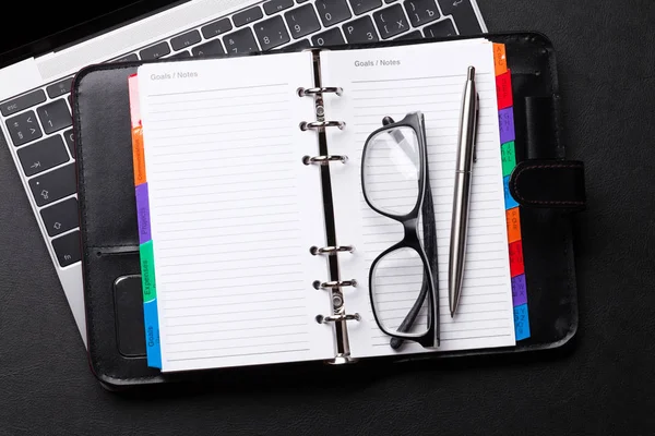 Notebook Branco Caneta Óculos Laptop Fundo Preto Vista Superior Com — Fotografia de Stock