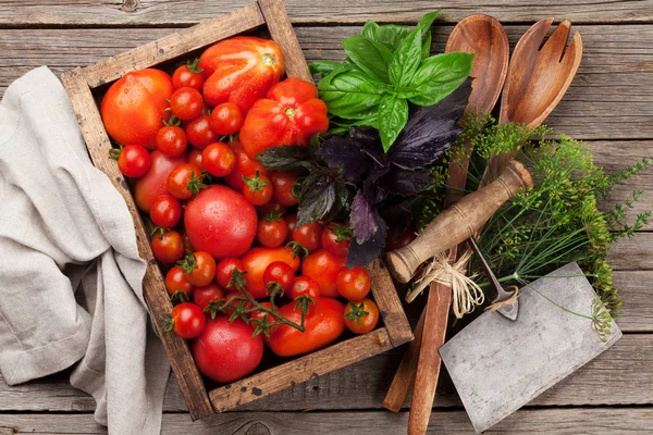 Verse Tuin Tomaten Met Kruiden Koken Houten Tafel Bovenaanzicht — Stockfoto