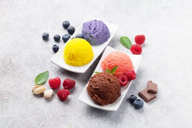 Dondurma ile fındık ve çilek. Çikolata ve dondurma