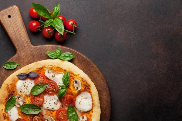 Итальянская Пицца Помидорами Моцареллой Базиликом Вид Сверху Пространством Вашего Текста — стоковое фото