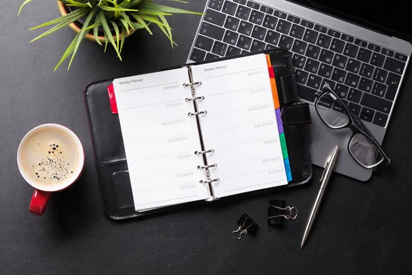 Büroarbeitstisch Mit Vorräten Und Laptop Flach Lag Draufsicht Mit Leerem — Stockfoto