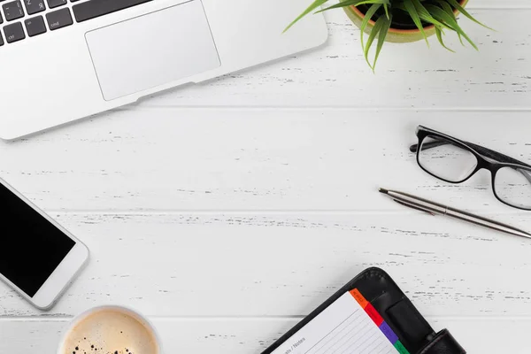 Kantoor Werkplek Tafel Met Leveringen Smartphone Laptop Flat Lag Bovenaanzicht — Stockfoto