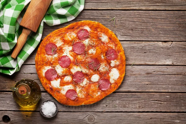 Pizza Med Pepperoni Träbord Ovanifrån Med Utrymme För Din Text — Stockfoto