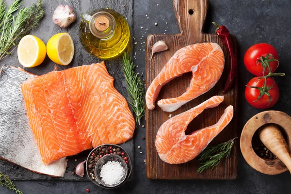 Bifes Peixe Salmão Cru Filé Com Especiarias Cozinhando Tábua Corte — Fotografia de Stock