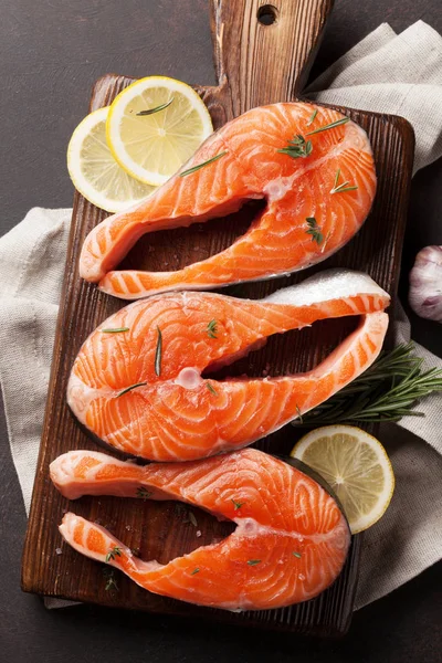 生鲑鱼蒸肉 切菜板上有调料烹调 顶部视图 — 图库照片