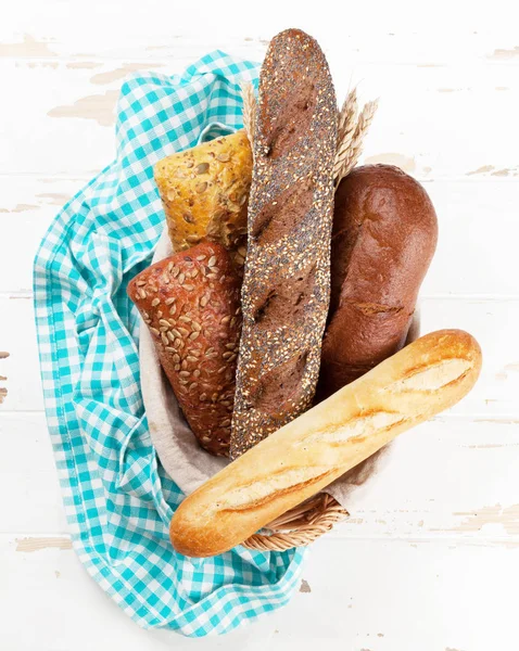 Çeşitli Ekmek Beyaz Tahta Masada Buns Üstten Görünüm — Stok fotoğraf