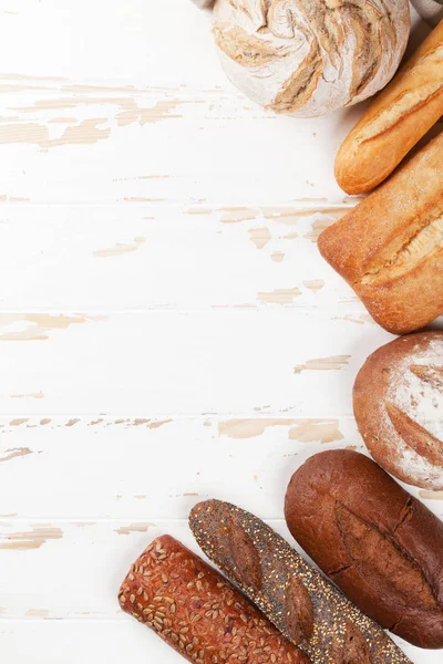 Διάφορα Ξεροψημένο Ψωμί Και Ψωμάκια Στο Λευκό Ξύλινο Τραπέζι Top — Φωτογραφία Αρχείου