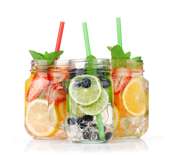 新鲜柠檬水罐子与夏天果子和莓果隔绝在白色背景 — 图库照片
