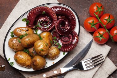 Izgara ahtapot küçük patates otlar ve baharatlar ile. Üstten Görünüm