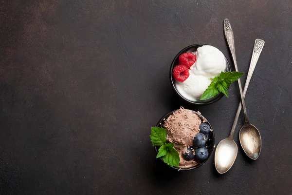 冰淇凌与浆果在杯子在黑桌 顶部视图 — 图库照片