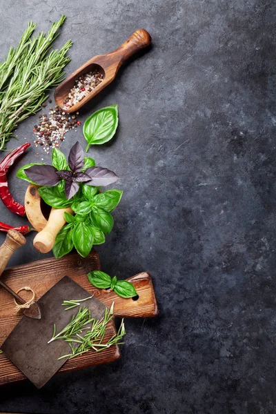 Örter Och Kryddor Matlagning Stenbord Basilika Rosmarin Peppar Och Salt — Stockfoto