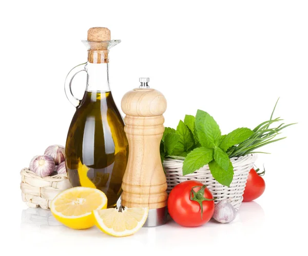 Frische Kräuter Tomaten Olivenöl Und Pfefferstreuer Isoliert Auf Weißem Hintergrund — Stockfoto