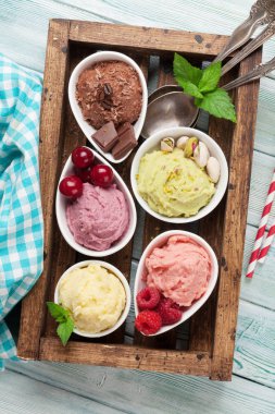 Dondurma ile fındık ve çilek ahşap kutusunda. Üstten görünüm