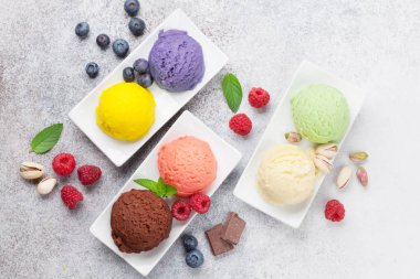 Dondurma ile fındık ve çilek. Üstten görünüm